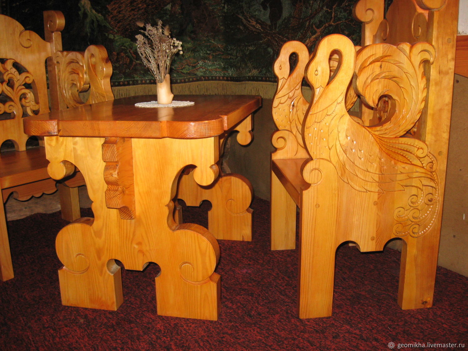 Резные столы из дерева стулья
