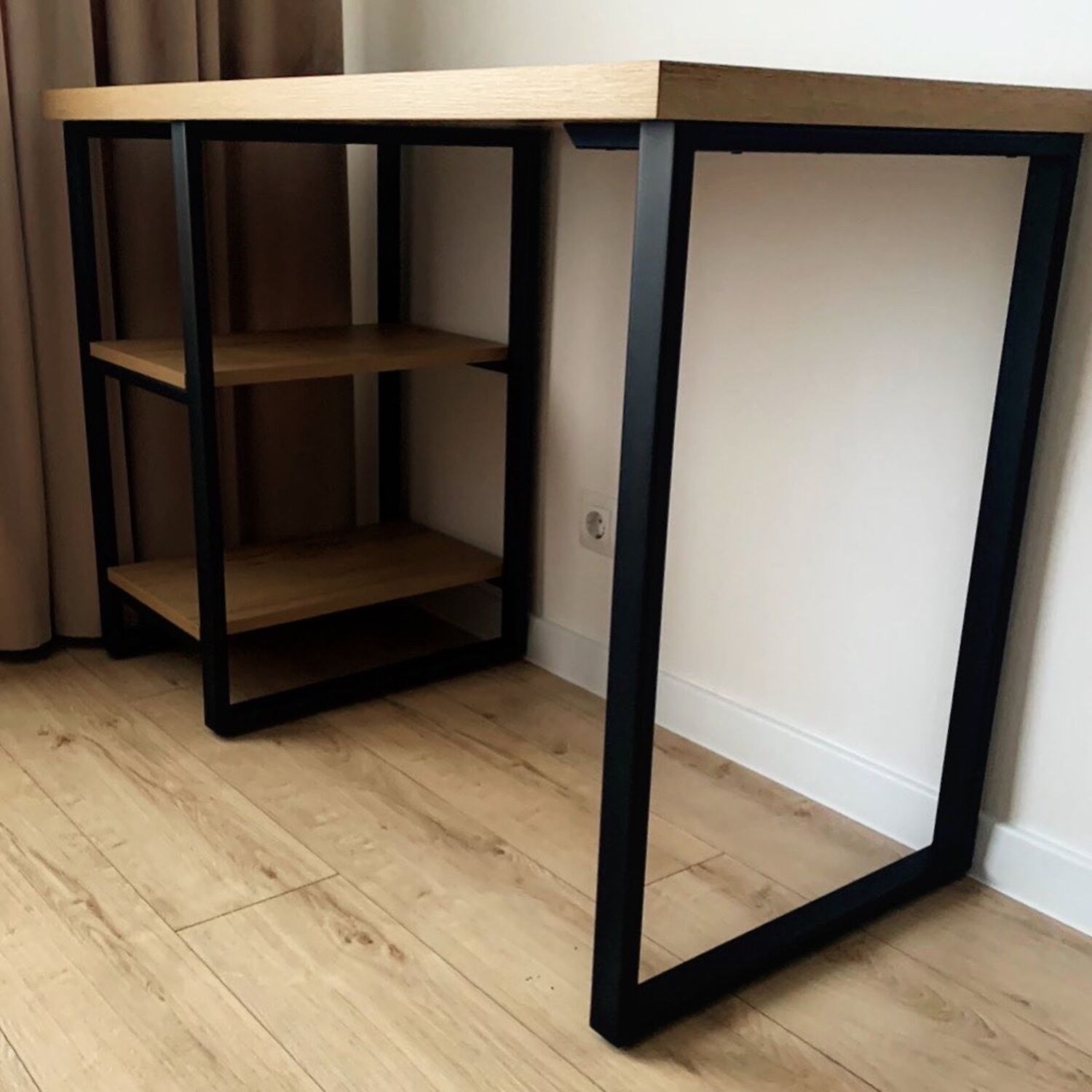 Стол с металлическим подстольем в интернет-магазине на Ярмарке Мастеров ...