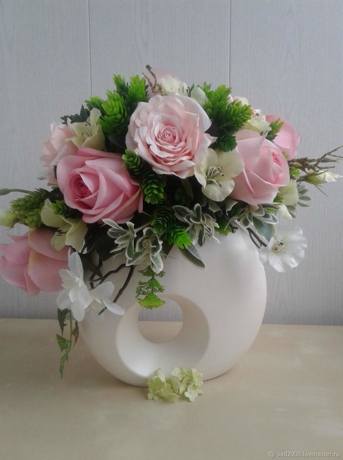 Композиция из цветов в вазе