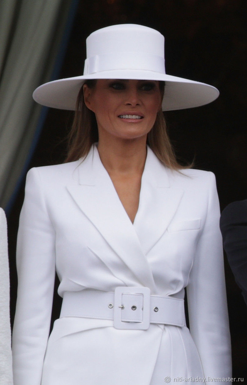 Белый костюм и шляпа