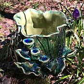 Небольшая керамическая вазочка для невысоких цветов