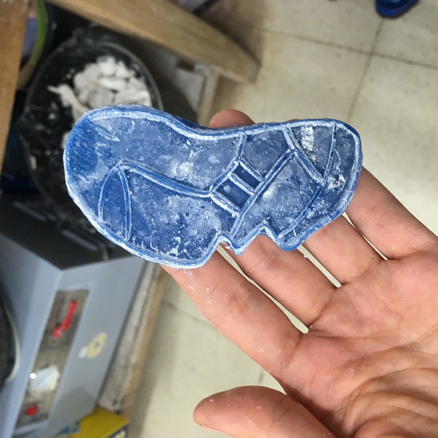 A model of a brooch craved in wax.
Модель бро