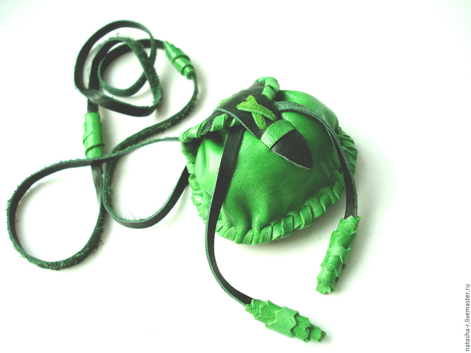 ладанка кожаная. оберег мешочек ладанка. кожаные мешочки для амулетов на шею. синие бархатные мешочки для подарков. кожаный мешочек на шею.