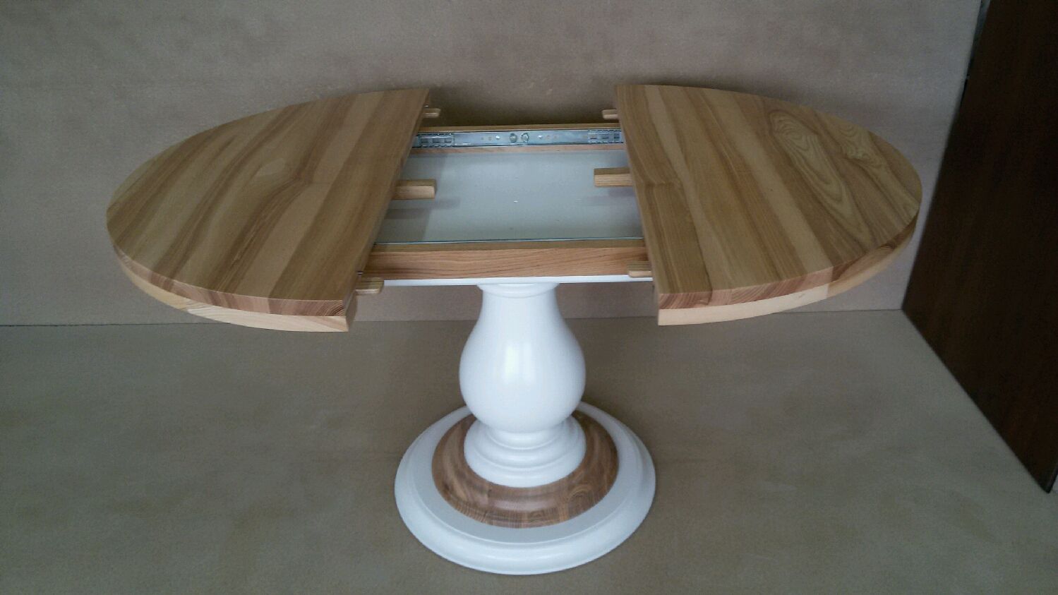 деревянный стол для кухни на одной ножке