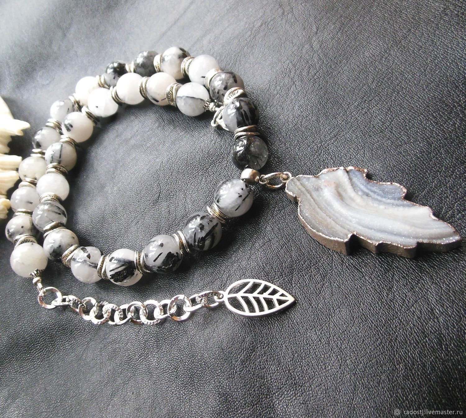дэвид юрман украшения. красивая бижутерия. серые украшения. белый халцедон браслет. серые украшения.