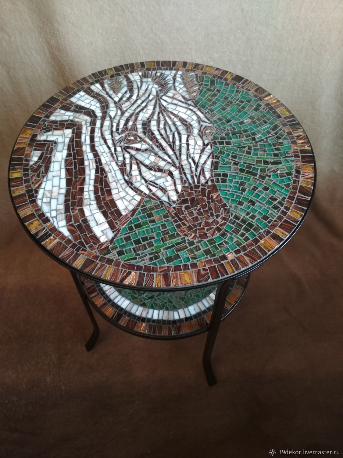 Кофейный столик со столешницей из мозаики