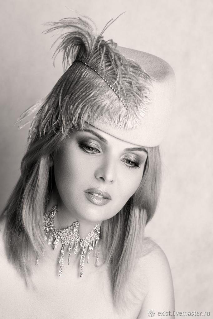 Шляпа пирожок-пилотка из велюра со страусовым пером на заказ в интернет ...