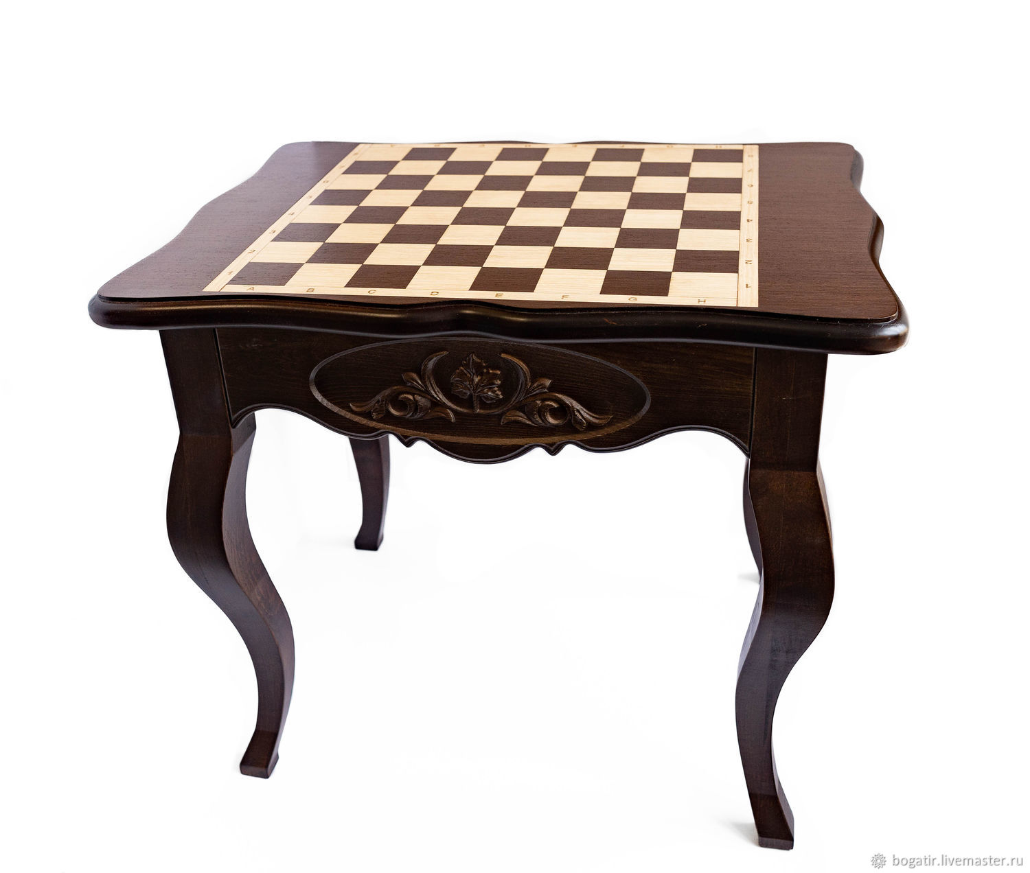 Шахматный стол из красного дерева