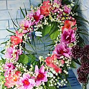 The interior wreath with roses
