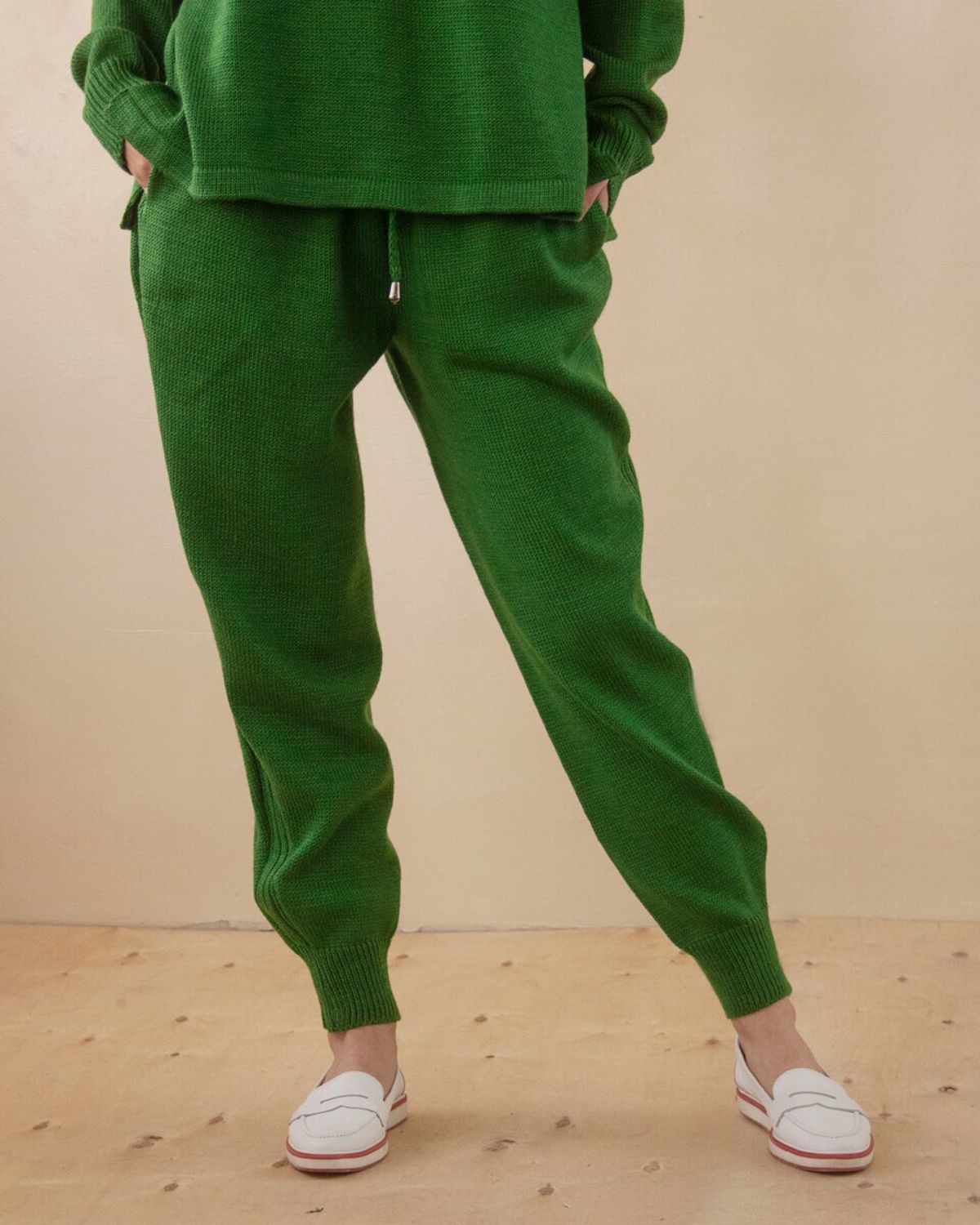 Зеленый вязаный костюм