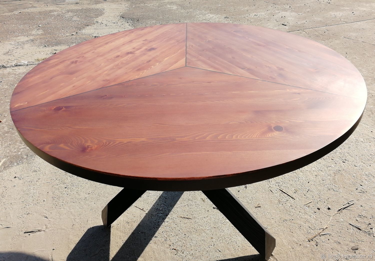 Большой круглый стол из дерева