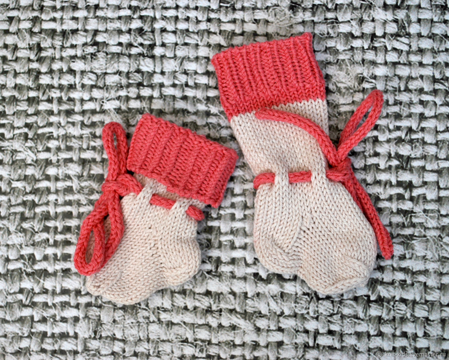 Вязание носочков новорожденному. Вязаные носочки для новорожденного. Носочки трикотажные для новорожденных. Носочки для новорожденных спицами. Детские носки спицами для новорожденных.