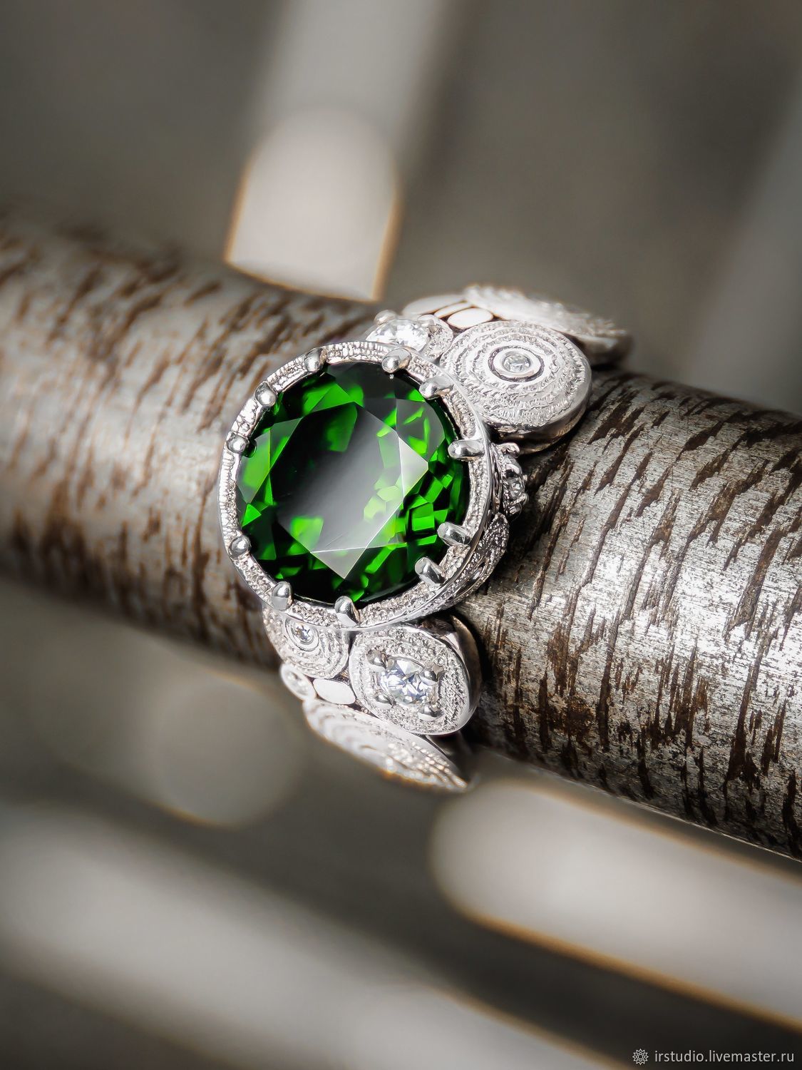 Кольцо с крупным зеленым хромдиопсидом (RCR10) купить в интернет ...