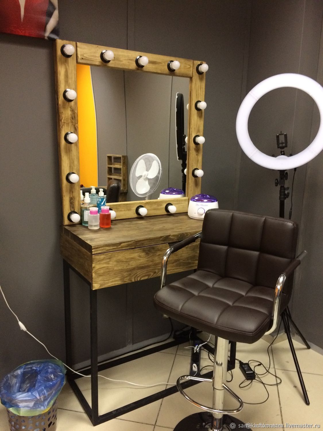 Столик для макияжа с зеркалом с подсветкой своими руками