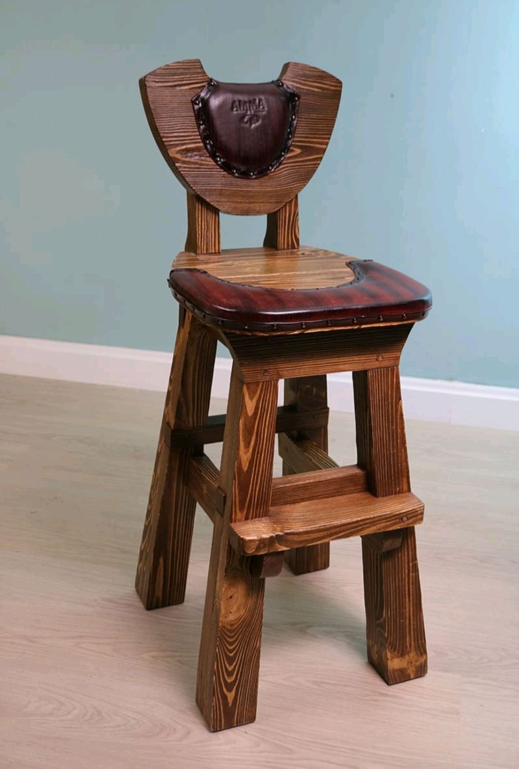Барный стул из бревна