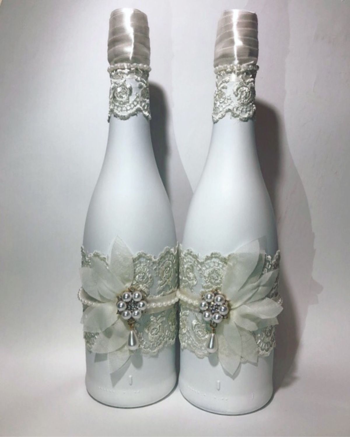 Свадебные бутылки – центральное украшение стола молодоженов
