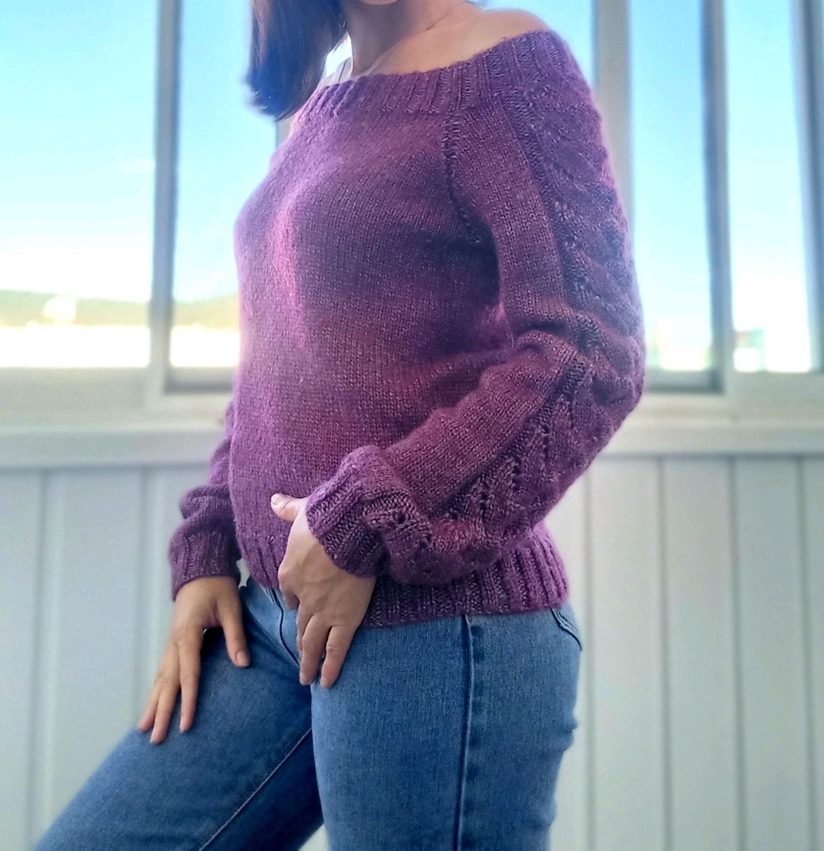 В колючем свитере. Сиреневый свитер. Фиолетовый свитер. Пуловер. Лиловый свитер.