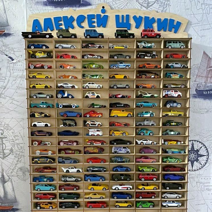Полка для машинок Hot Wheels на 150 ячеек в дереве с защитным экраном в ...