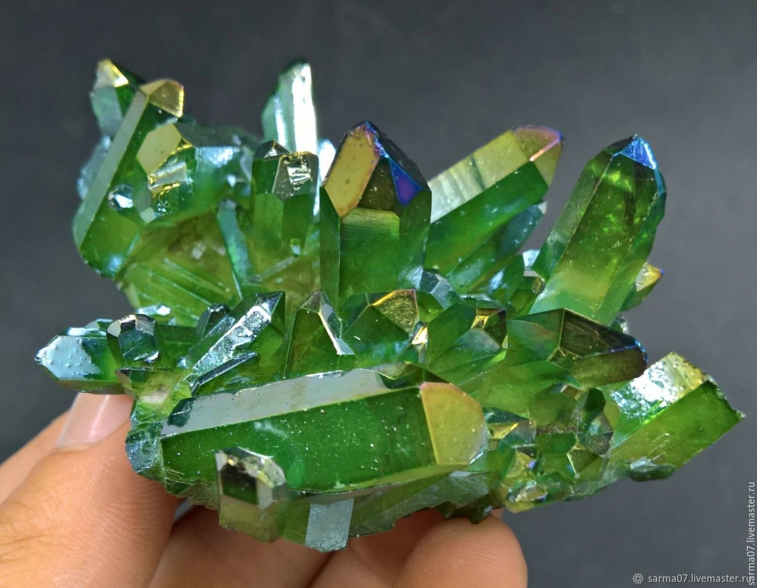 Кристаллический зеленый. Зеленый кварц друза. Празем камень. Друза кристаллов кварца. Зеленый минерал Кристалл полудрагоценный.