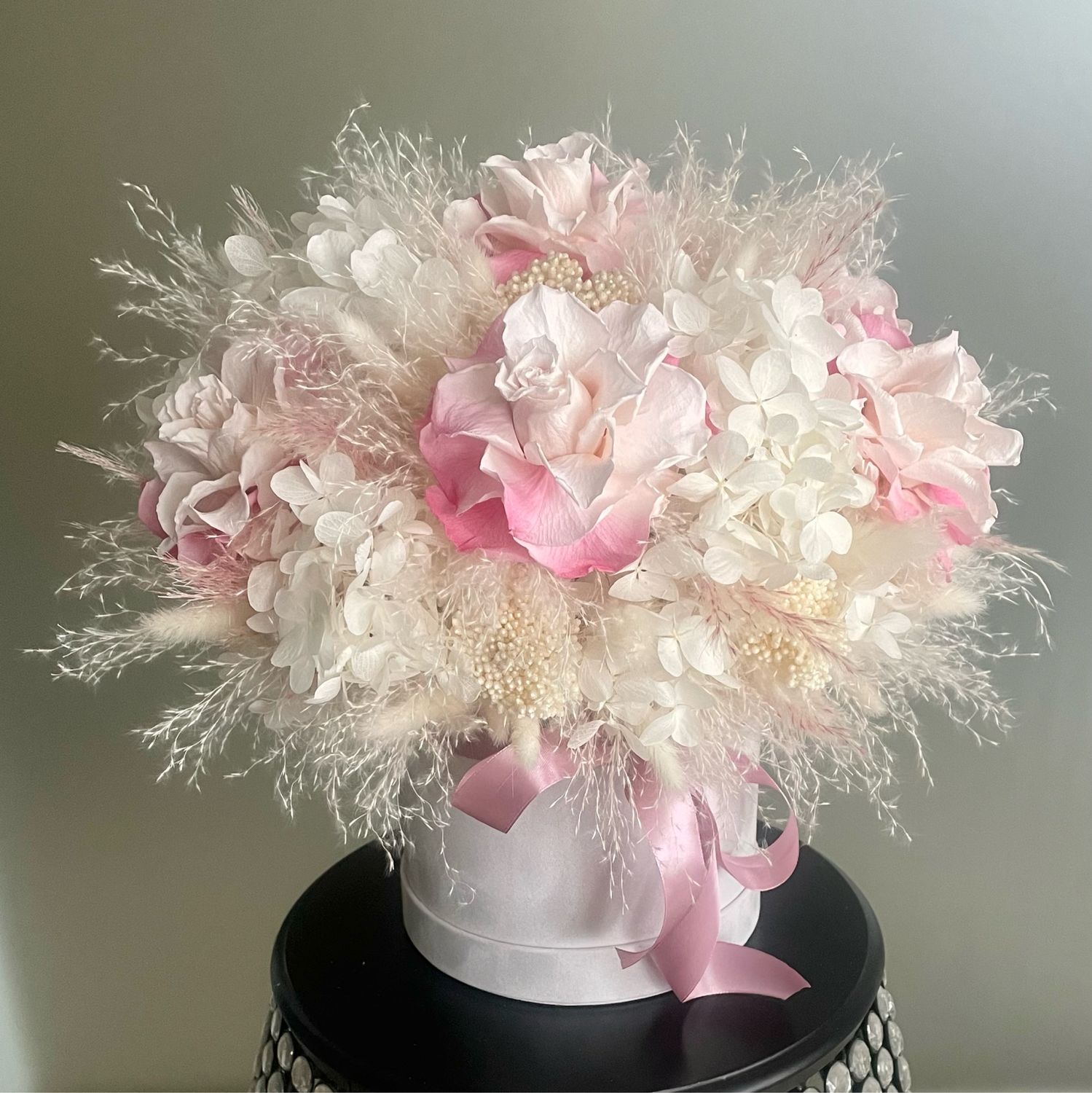 Букет из стабилизированных цветов в бархатной шляпной клробке купить в ...