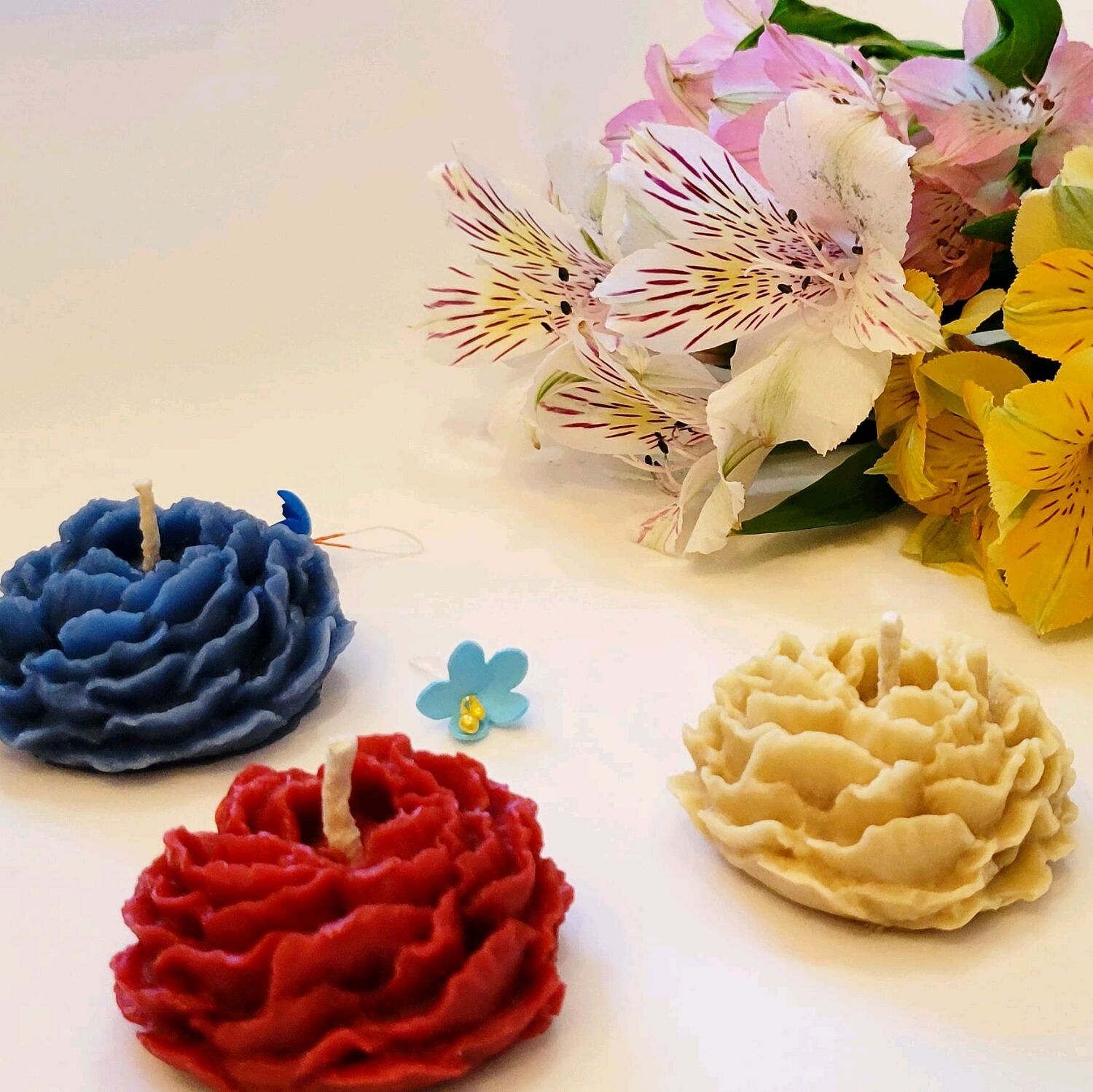 свеча пион. свеча пион из воска. пионы на столе.