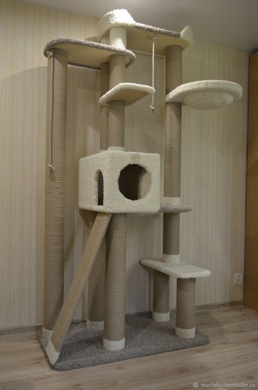 Дом-когтеточка для кошек высотой 130 см