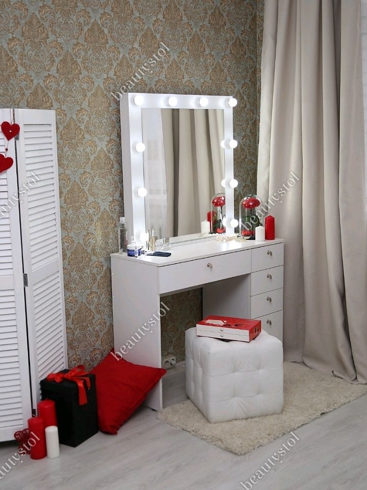 Туалетный столик с ящиками и зеркалом с подсветкой