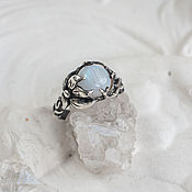 Серебряное концептуальное кольцо с Лунным камнем "Сфено"