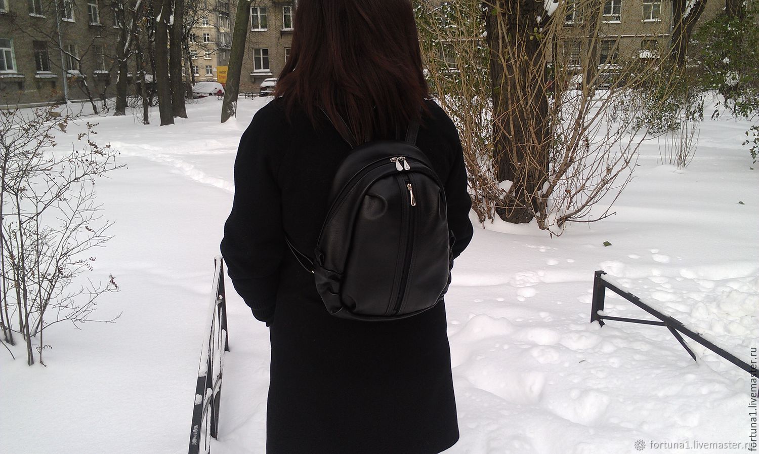 Девушка с рюкзаком зимой
