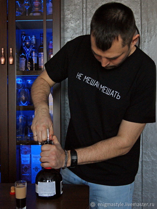 Футболка мужская чёрная базовая, подарок для бармена – купить онлайн на ...