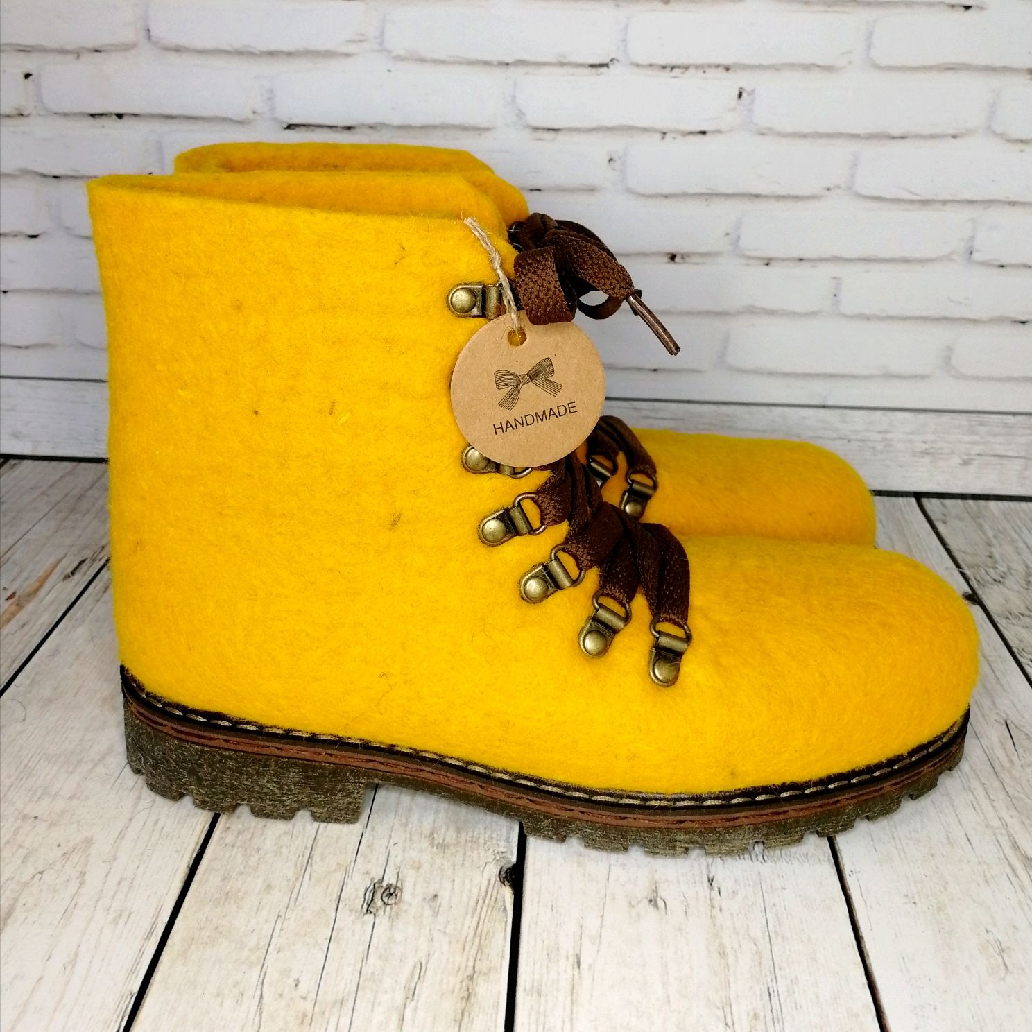Желтые зимние ботинки