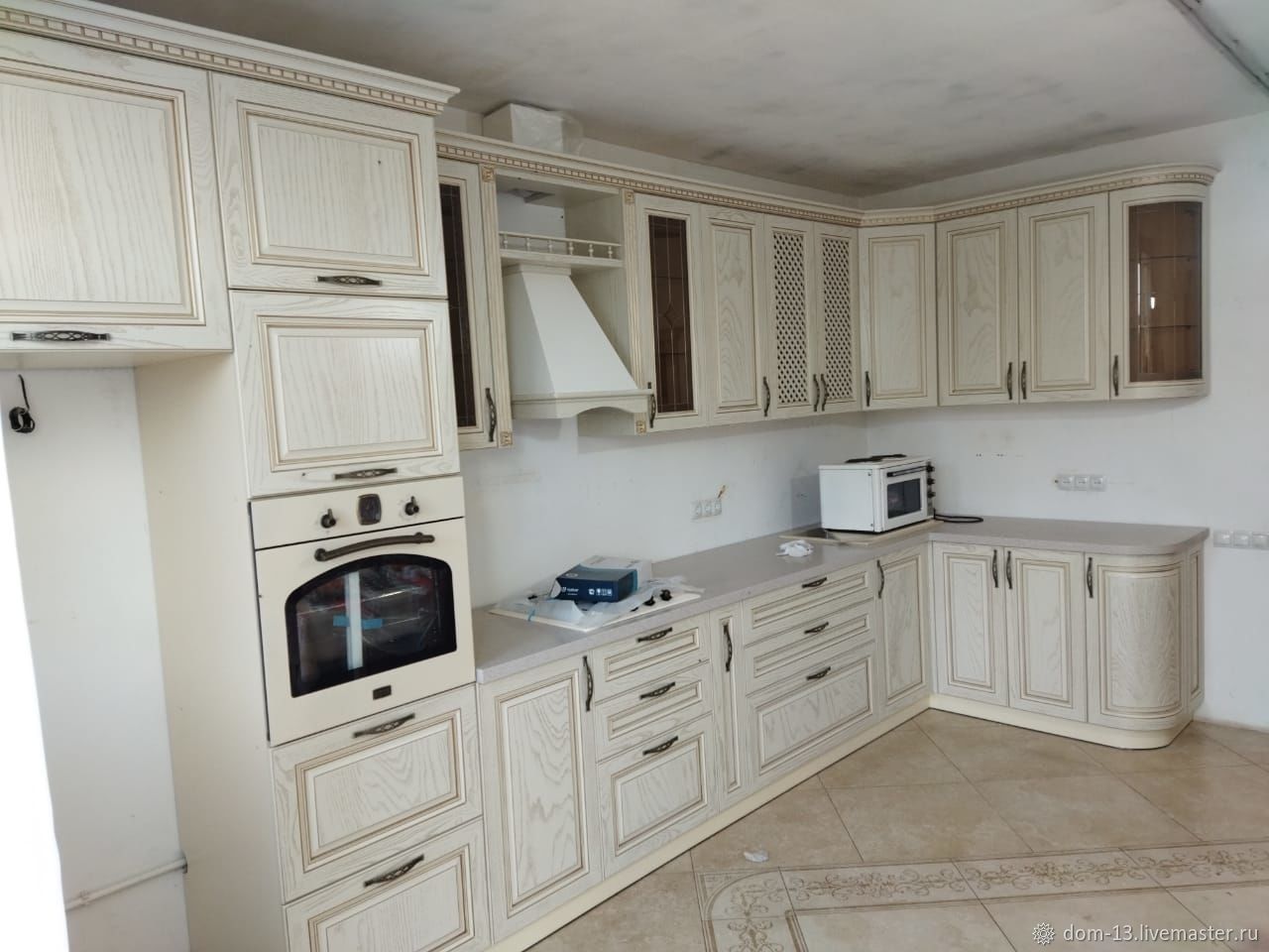 Кухонный гарнитур из массива березы с витражом