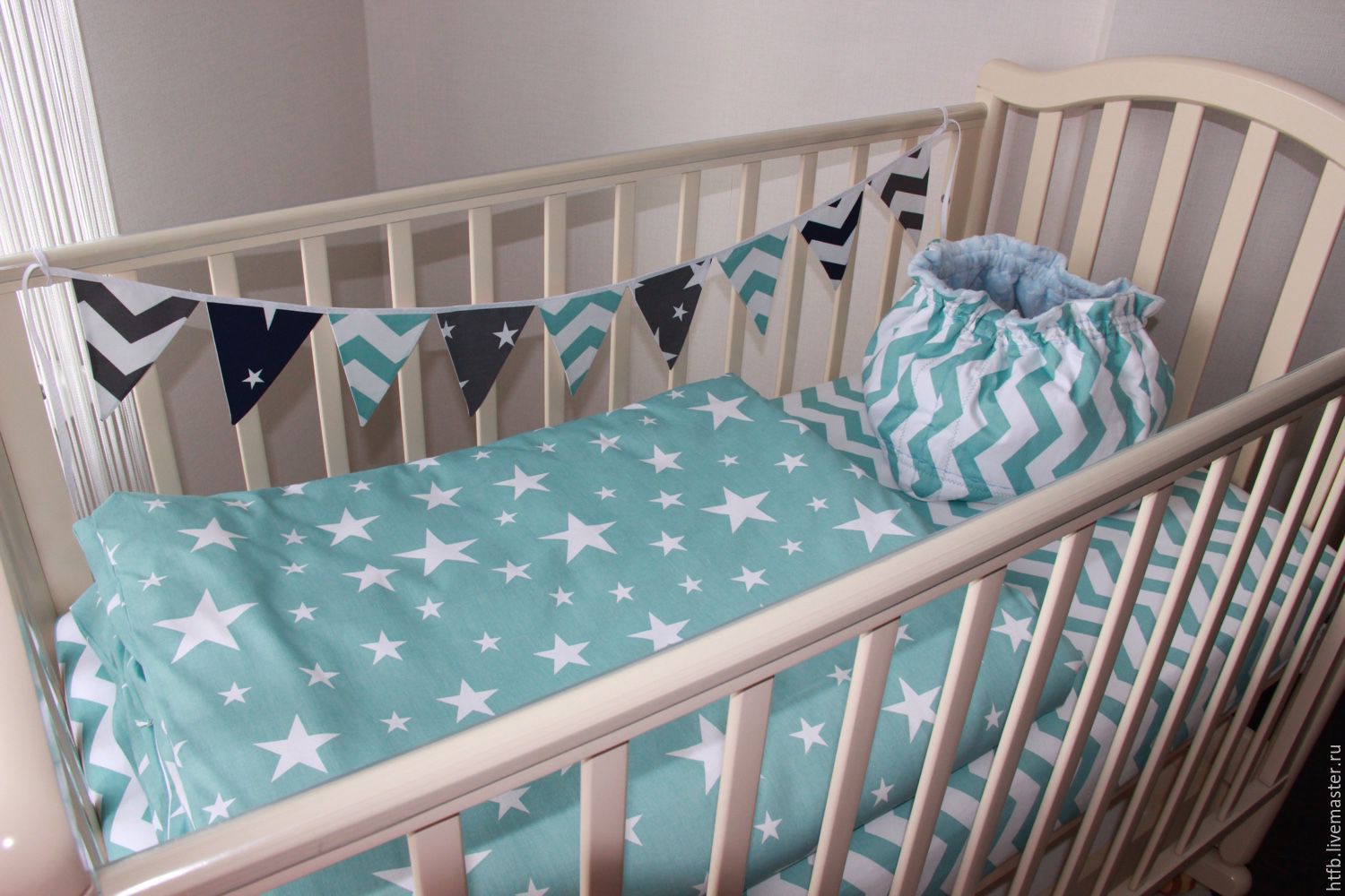 Комплект белья в детскую кроватку. Постельное для новорожденных в кроватку. Комплект постельного белья в кроватку для новорожденных. Постельное для кроватки новорожденного. Бортики в кроватку для новорожденных.