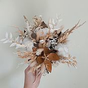 Букет невесты в бело- кремовых тонах из стабилизированных цветов
