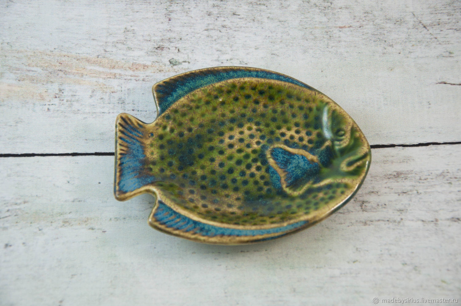 Тарелка рыбка. Тарелка в виде рыбы. Тарелка с рыбками. Тарелка в форме рыбы. Тарелка рыба керамика.