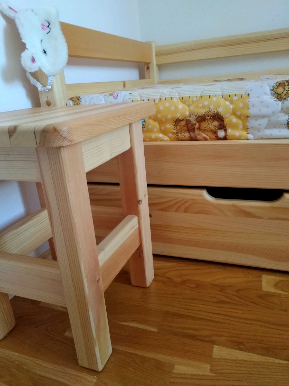 Кровать из сосны в детской комнате