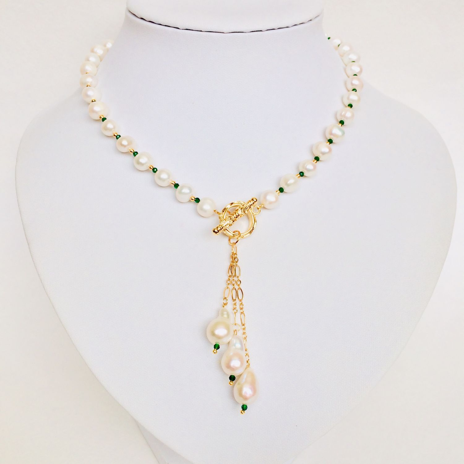 Колье жемчуг, изумруд с подвесками капли барочный жемчуг на цепочках ...