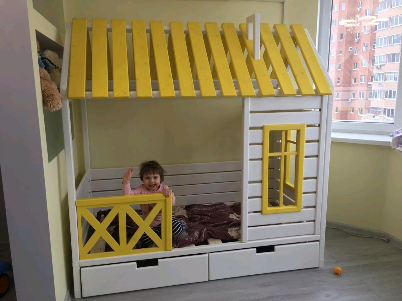 Детская кровать-домик с окошками