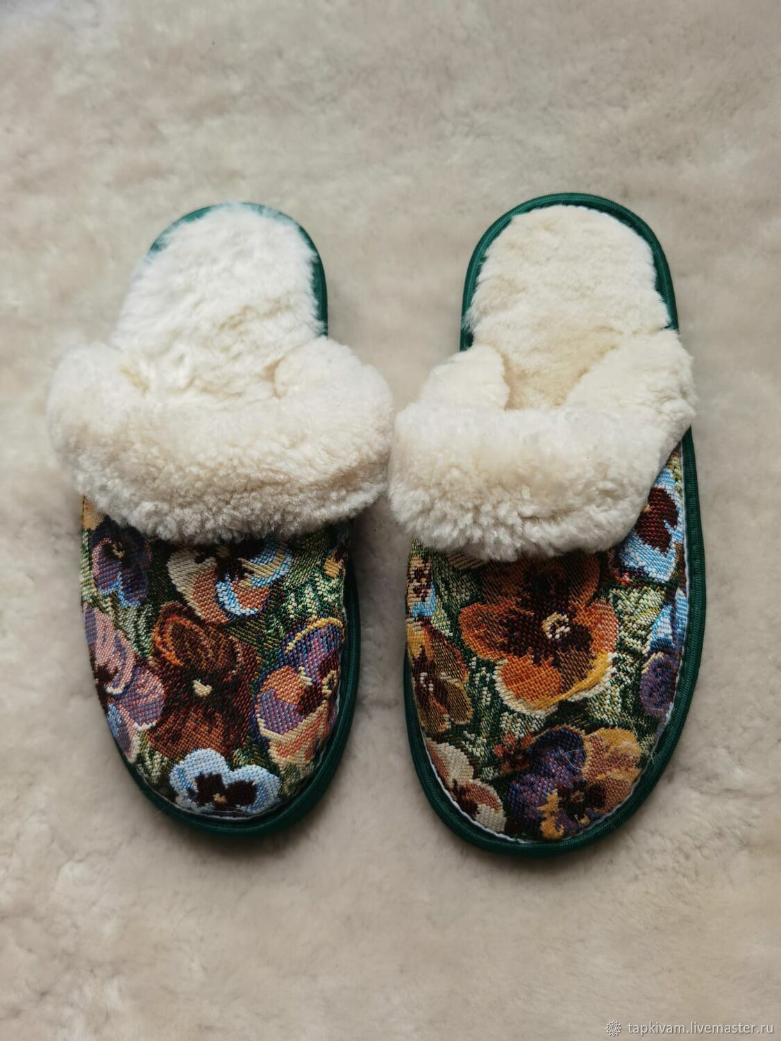 Sheep store fur slippers