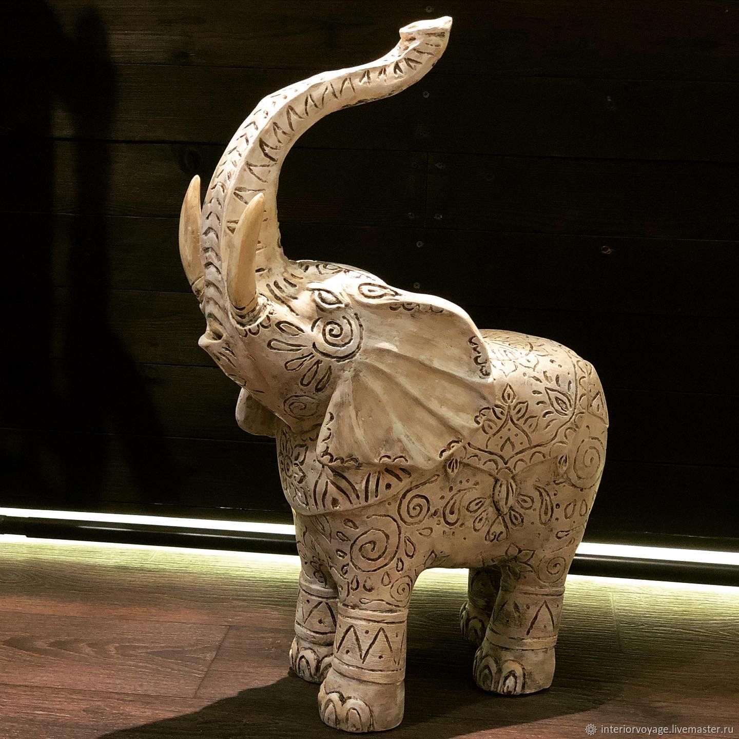статуэтка слона в интерьере