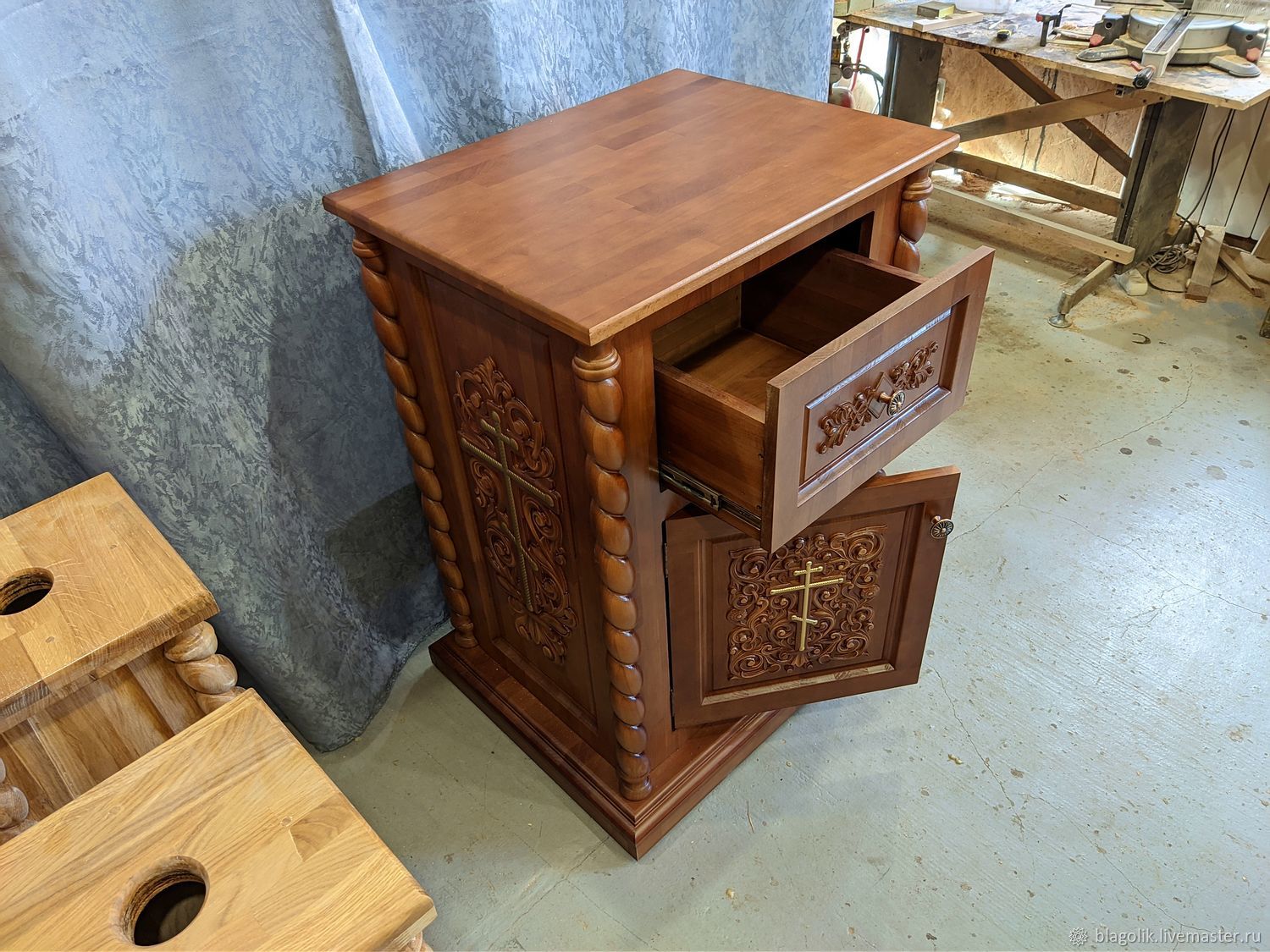 Канунный стол в церкви