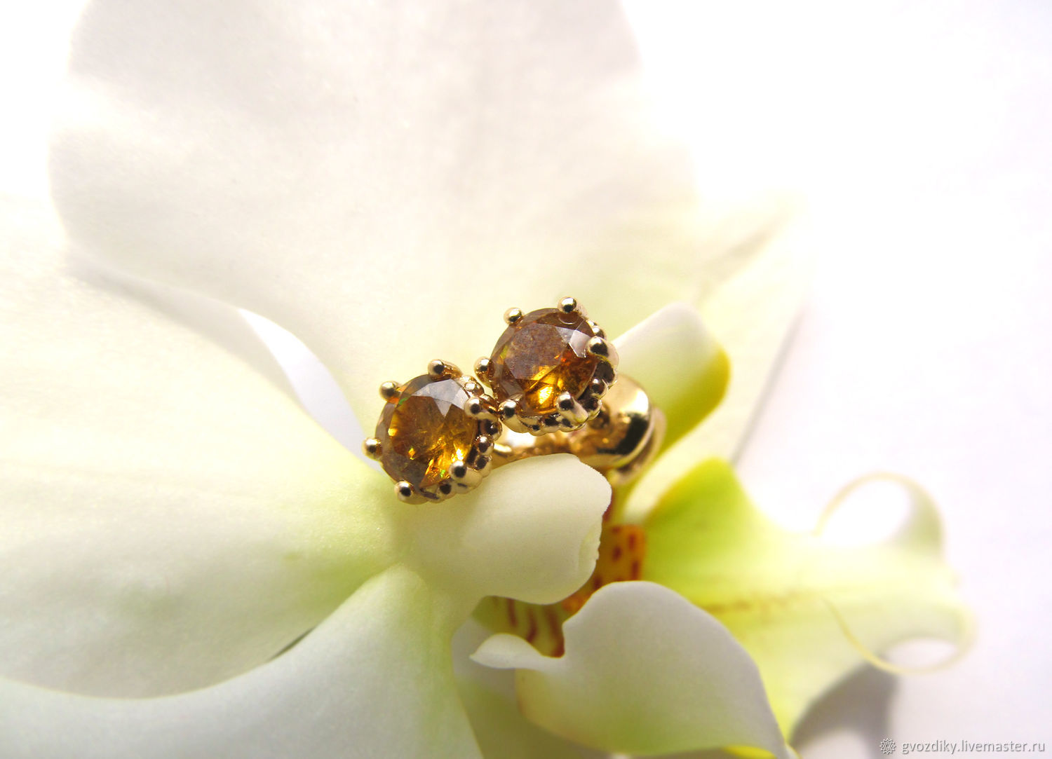 Пусеты со сфенами 5.0 мм. Желтое золото 585. Сфен природный купить в ...