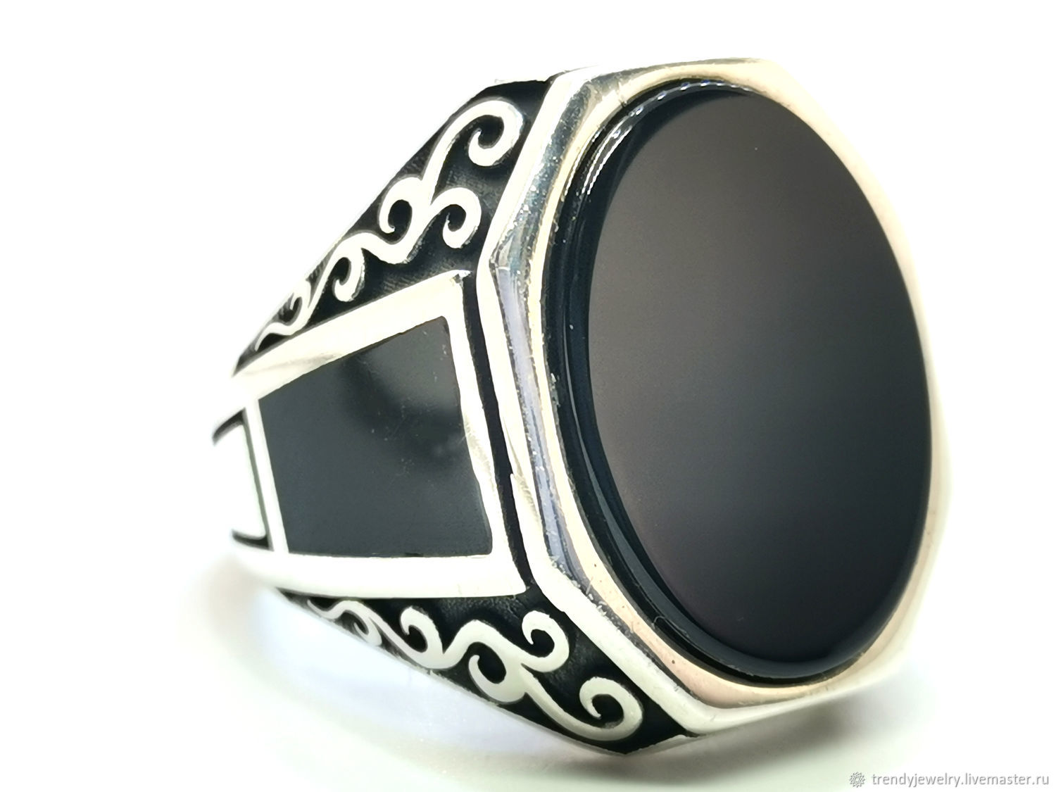 Перстень с черным камнем фото