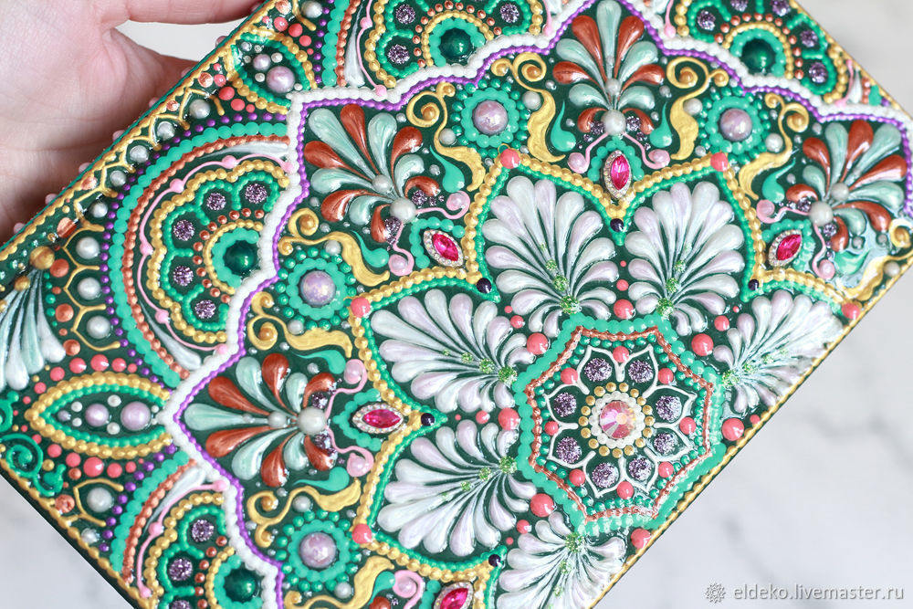 авторская керамика ирисы ваза. ярмарка мастеров роспись. тарелочка гранат. точечная роспись панно. точечная роспись на кожаных изделиях.