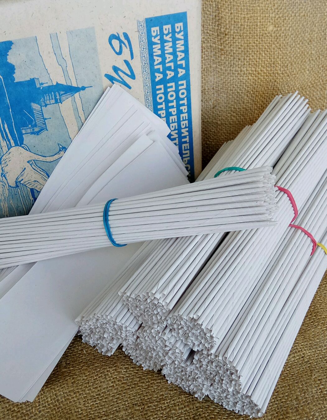 Сделать бумагу тоньше. Бумага для трубочек для плетения. Бумажные трубочки для плетения. Плетение бумажными палочками. Плетение бумагой.