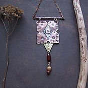 Медное ожерелье "Вензель" с жемчугом, лабрадором и горным хрусталём