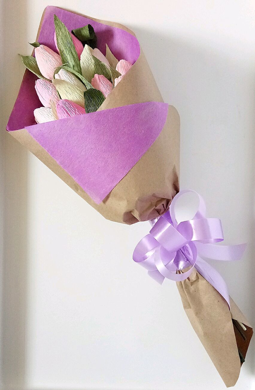 Обернуть красиво цветы. Упаковать букет. Красивая упаковка цветов. Упаковка букета. Упаковка цветов в бумагу.