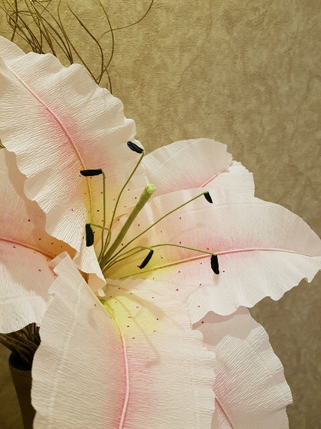 Лилия из гофрированной бумаги, цветы из бумаги DIY Tsvoric Corrugated paper lilies — Video | VK