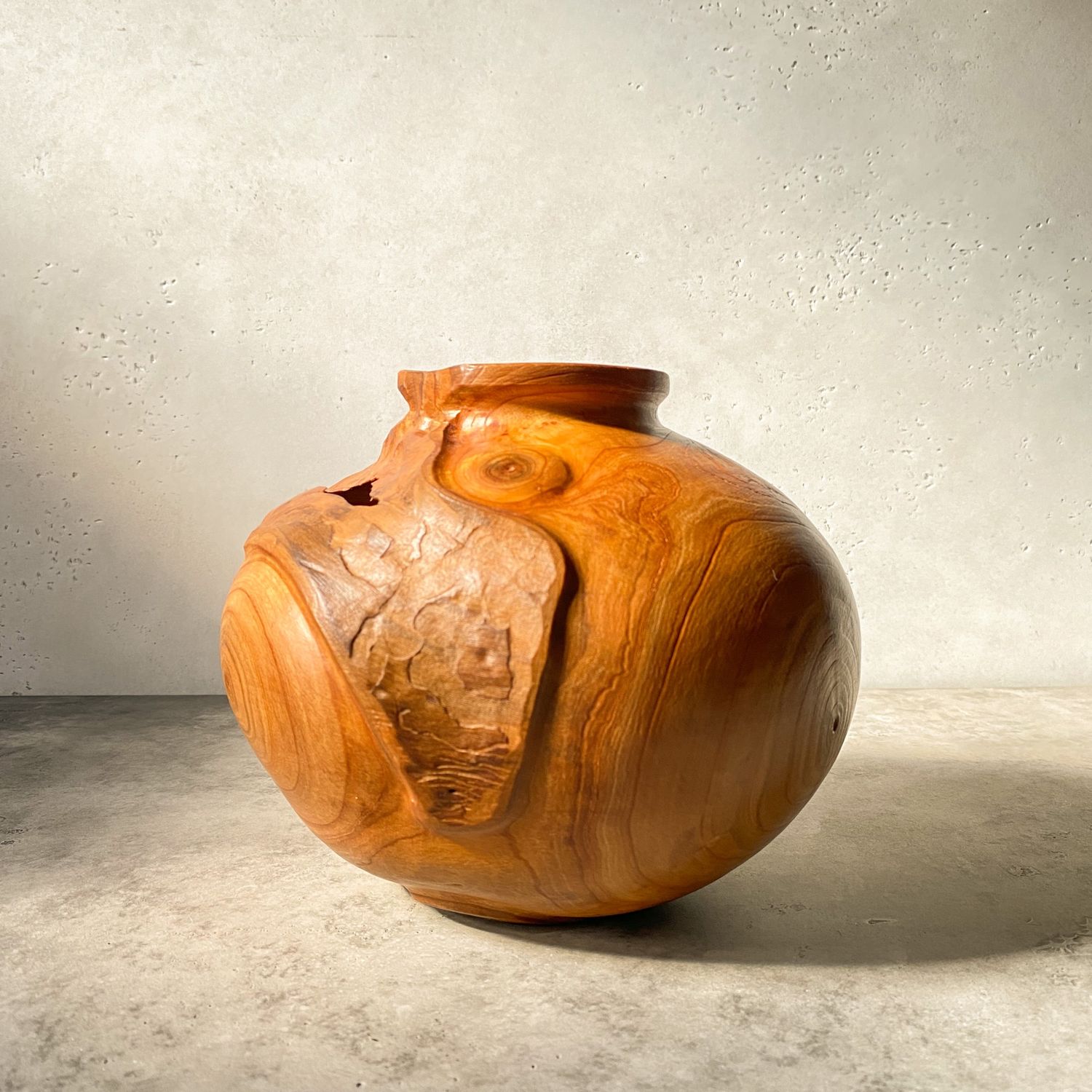 Ваза новороссийск купить. Деревянная ваза. Ваза из дерева. Авторская ваза из дерева. Деревянные вазы с резьбой.