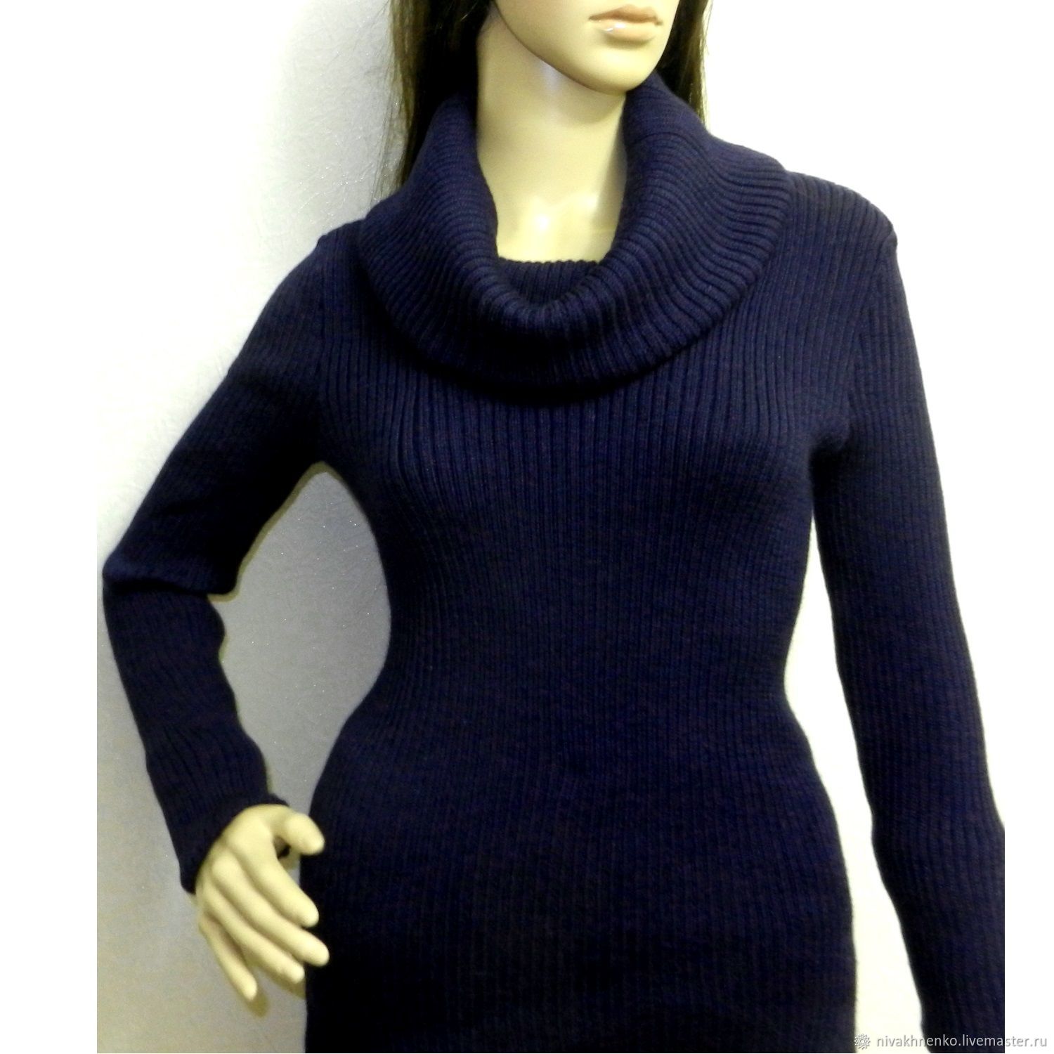 Тренд 1: свитера с V-образным вырезом в стиле поло